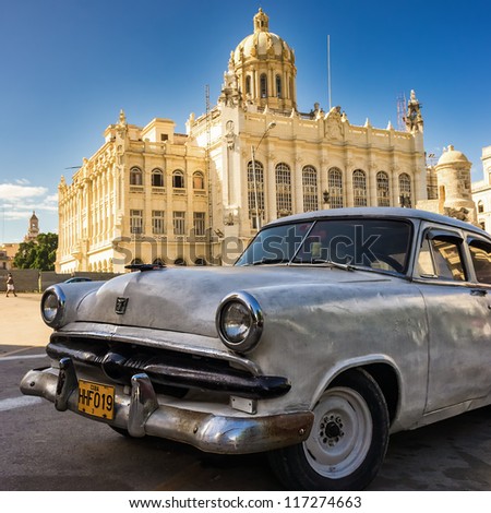 HAVANA-OCTOBER 29:Vintage american car in front of the Museum of Revolution October 29,2012 in Havana.Thousands of these old classic cars are in use in Cuba and have become a touristic attraction
