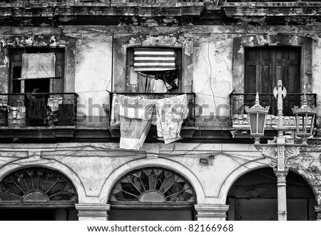 Black and white image of a crumbling building in Old Havana