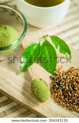 powdered green tea on bamboo napkin texture