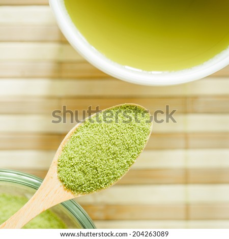 powdered green tea on bamboo napkin texture