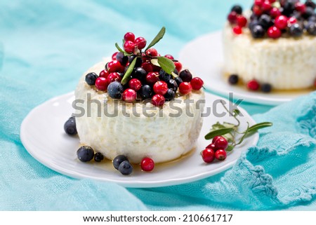 Cottage cheese with forest berries and honey