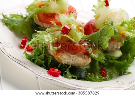 Low-calorie turkey and onion burger with lettuce, tomatoes and cucumbers
