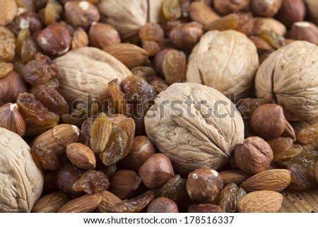 mixed nuts raisins walnuts almonds