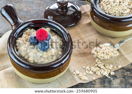 Oatmeal porridge with fresh berries