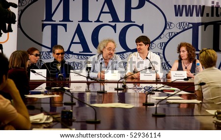 MOSCOW - MAY 12: Saxophonist David Sanborn and Sergei Chipenko. Press Conference in the press center of ITAR-TASS. May 12, 2010 in Moscow, Russia