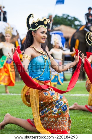 HUA HIN, THAILAND - AUGUST 28: Unidentified thai dancers dancing.  Elephant polo games during the 2013 King \'s Cup Elephant Polo match on August 28, 2013 at Suriyothai Camp in Hua Hin, Thailand.