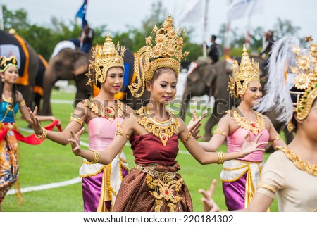 HUA HIN, THAILAND - AUGUST 28: Unidentified thai dancers dancing. Elephant polo games during the 2013 King \'s Cup Elephant Polo match on August 28, 2013 at Suriyothai Camp in Hua Hin, Thailand.