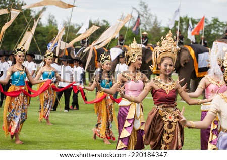 HUA HIN, THAILAND - AUGUST 28: Unidentified thai dancers dancing. Elephant polo games during the 2013 King \'s Cup Elephant Polo match on August 28, 2013 at Suriyothai Camp in Hua Hin, Thailand.