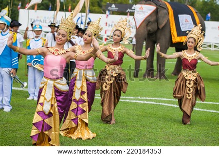HUA HIN, THAILAND - AUGUST 28: Unidentified thai dancers dancing.  Elephant polo games during the 2013 King \'s Cup Elephant Polo match on August 28, 2013 at Suriyothai Camp in Hua Hin, Thailand.