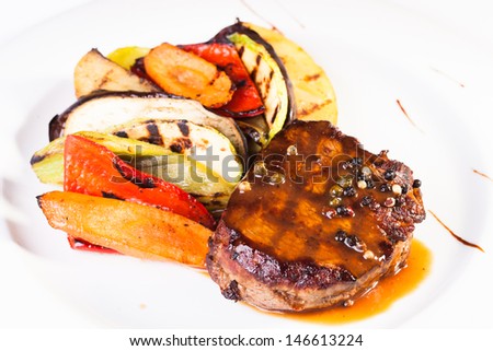 Grilled peppered steak with vegetables