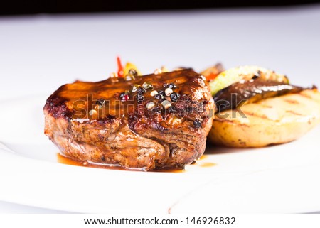 Grilled peppered steak with vegetables