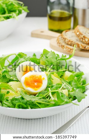 Salad with rocket salad, potatoes and eggs