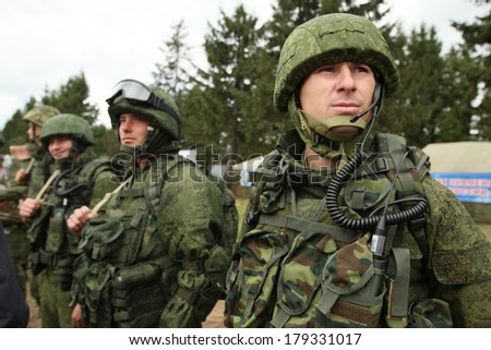 KOSTROMA REGION, RUSSIA - AUG 26, 2010: Unidentified soldiers during Command post exercises with 98-th Guards Airborne Division.