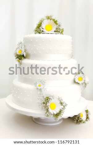 wedding cakes with daisy flowers