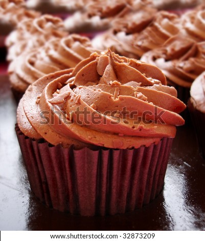 اروع تشكيلة لمحبي الكاب كيك Stock-photo-close-up-of-a-chocolate-cup-cake-32873209