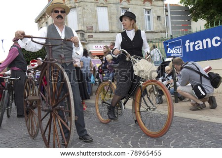 SOULAC SUR MER, FRANCE - JUNE 5: Bikers with old bicycles at the Soulac 1900 festival on june 5, 2011 in Soulac sur mer, France. Every year all the resort relives his Belle Epoque 1900 .