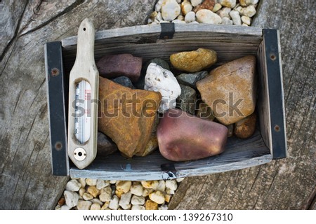 Thermometer for bathing with stones in a wooden box