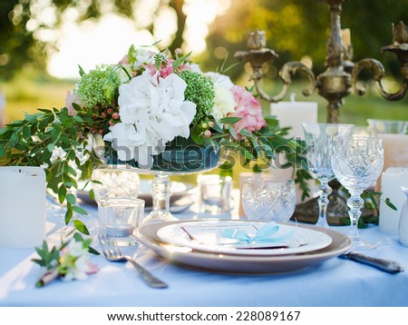 dinner invitation, beautiful wedding table decorated with fresh flowers, candles and an invitation