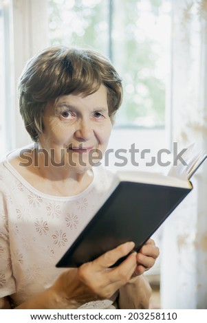 the old woman reading a book Notepad