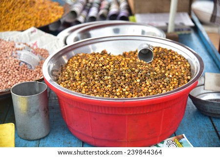 Roasted Bengal gram and ground nuts for sale on a push cart.