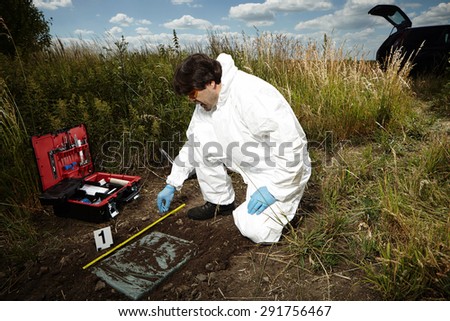 Criminologist technician on reported place of find