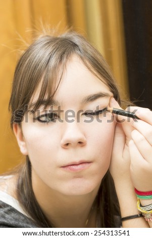woman applying makeup eyes to be very pretty