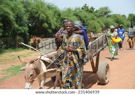 DJENNE, MALI, AFRICA - SEPTEMBER, 5, 2011 Family car, the way to market near Djenne