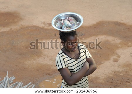 DJENNE, MALI, AFRICA - SEPTEMBER, 5, 2011 Woman selling fish at Djenne market