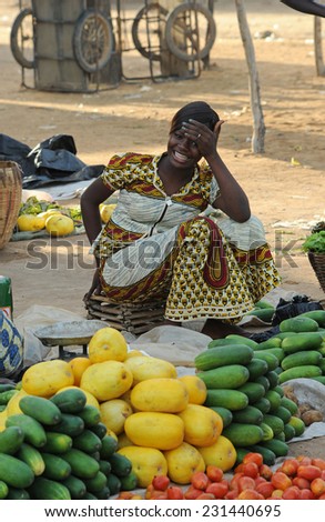 DJENNE, MALI, AFRICA - SEPTEMBER, 5, 2011 Woman selling fruit in the market Djenne