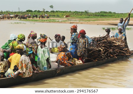 DJENNE, MALI, AFRICA - SEPTEMBER 5, 2011: Merchants across the river by boat
