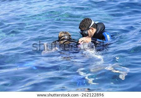 Diving school.The instructor teaches a woman. 25.11.2014 the Royal Grand Sharm. Sharm El Sheikh. Egypt.