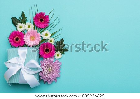 Happy Mother\'s Day, Women\'s Day, Valentine\'s Day or Birthday Pastel Candy Colors Background. Floral flat lay greeting card with beautifully wrapped present and copy space.
