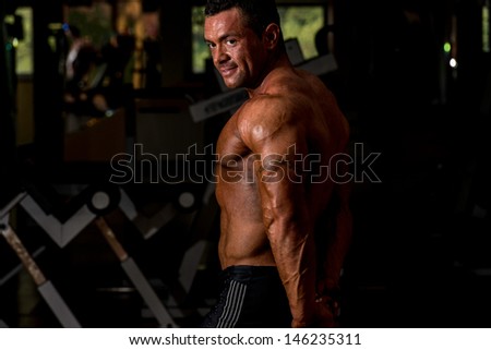 bodybuilder showing his side triceps