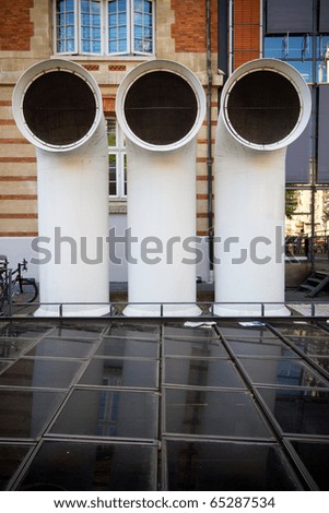 Air conditioning tubes in Paris