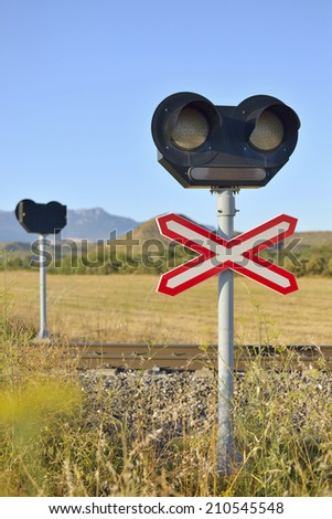 Signal level crossing without barriers, and traffic light.