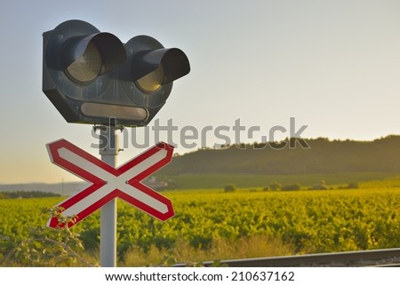 Signal level crossing without barriers, and traffic light.