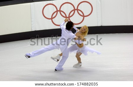 TURIN, ITALY-FEBRUARY 18, 2006: Elena Grushina and Ruslan Goncharov perform during the Couple Figure Ice Skating competion of the Winter Olympic Games of Turin 2006.