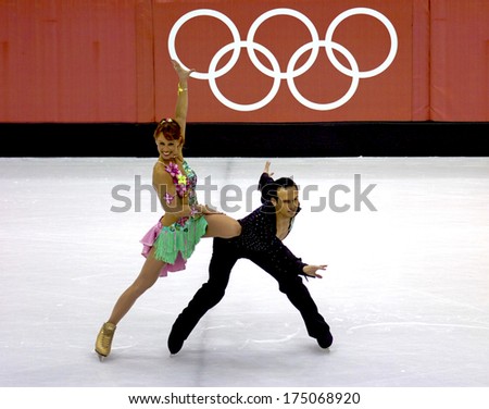 TURIN, ITALY-FEBRUARY 20, 2006: Barbara Fusar Poli and Maurizio Margaglio competing  on the Couple Figure Ice Skating\'s final during the Winter Olympic Games of Turin 2006.