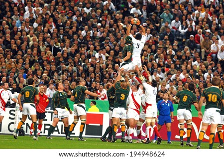 PARIS, FRANCE-OCTOBER 21, 2007:  england rugby players catch the ball in touch, during the final of the final England vs South Africa, of the Rugby World Cup, France 2007, in Paris