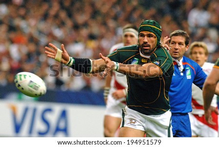 PARIS, FRANCE-OCTOBER 21, 2007: south africa rugby player, Victor Matfield throwing the ball, during the final England vs South Africa, of the Rugby World Cup, France 2007, in Paris