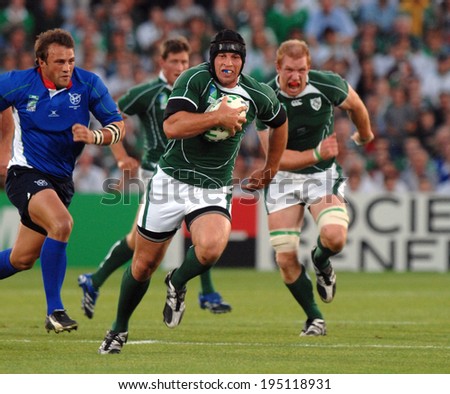 BORDEAUX, FRANCE-SEPTEMBER 09, 2007: irish palyer Donnacha O'Callaghan, runs with the ball, during the match Ireland vs Namibia, of the Rugby World Cup, France 2007, in Bordeaux.