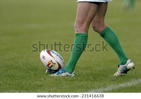 TREVISO, ITALY-MAY 28, 2005: Treviso rugby player prepares to kick a penalty during the italian final rugby match, Treviso vs Calvisano, in Treviso.