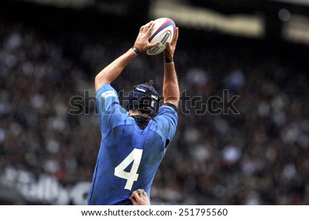 LONDON, ENGLAND-MARCH 18, 2007: italian rugby player catching the ball in touche during the Six Nations rugby match England vs Italy, in London.
