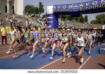 MILAN, ITALY-MAY 18,2003: start line runners at the female non competitive running race Avon Running, in Milan.