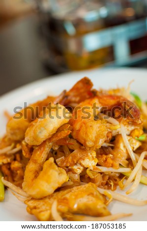 Stir-fried noodle with prawns, Thai food
