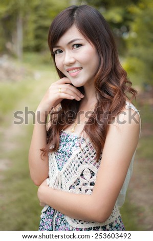 Positive post of smiling woman in the park