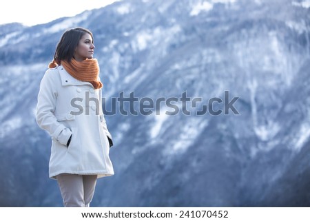 plainpicture - plainpicture p1166m2078060 - a woman in a fur coat sits ... - DEEPOL by plainpicture