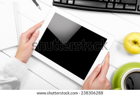 Tablet pc apple cup of coffee on table