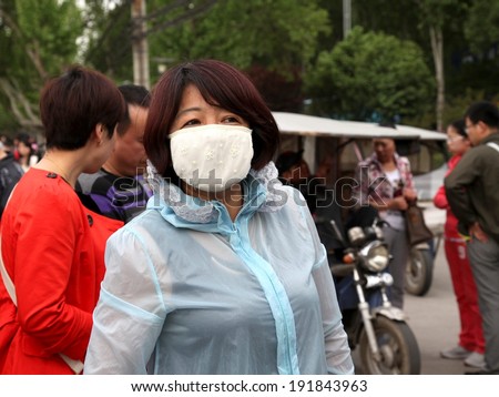 On May 1, 2014 tourists in xi \'an wearing a mask to admire the view, advocate healthy to swim.  xi \'an encounter strong wind flying sand weather, serious air pollution.