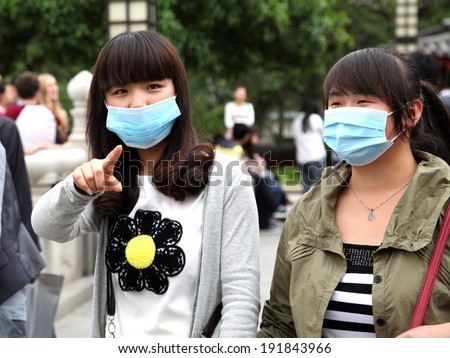 On May 1, 2014 tourists in xi \'an wearing a mask to admire the view, advocate healthy to swim.  xi \'an encounter strong wind flying sand weather, serious air pollution.